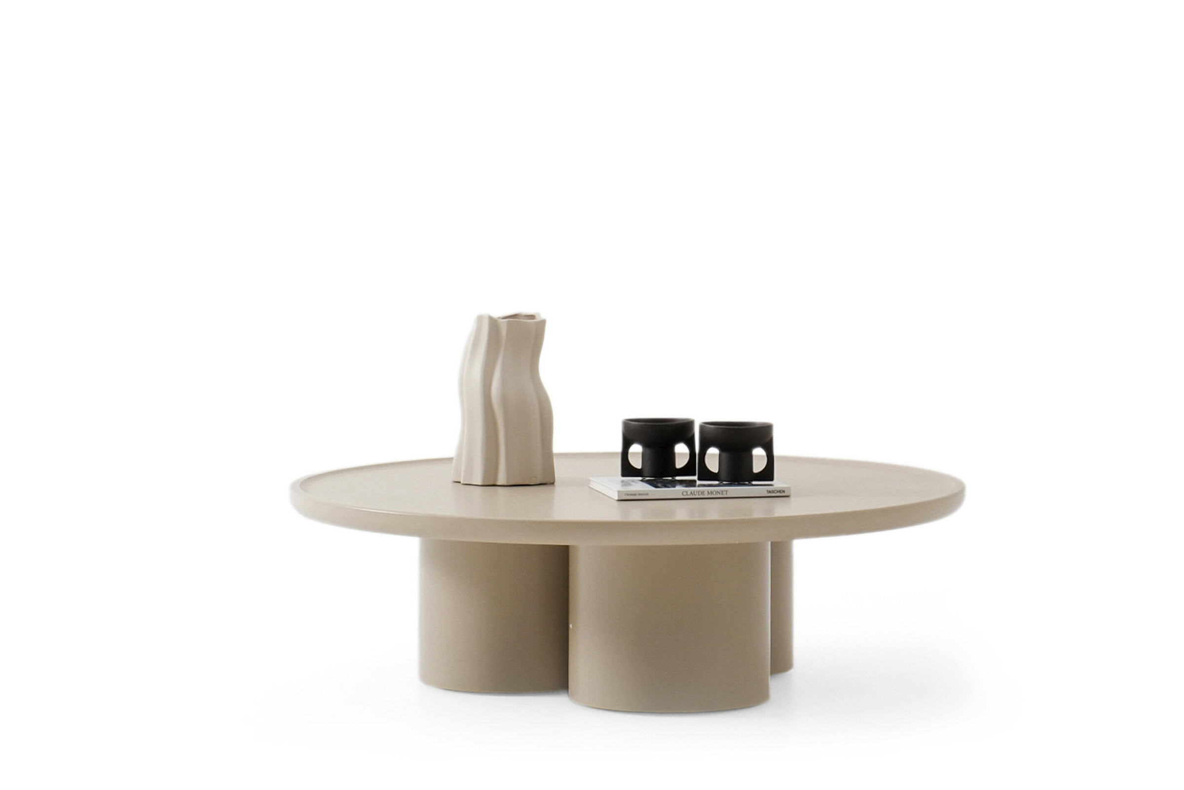 Masă de cafea elegantă, modernă, de culoare bej, cu accesorii sculpturale, ideală pentru livinguri contemporane, prezentând designuri de mobilier elegante de la Saloni Furniture.